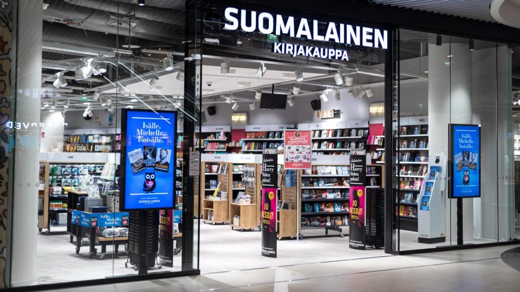 Suomalainen Kirjakauppa hyödyntää EWQ:n digitaalisia näyttöjä ikkunamainonnassaan. Liikkuvalla kuvalla on erinomainen huomioarvo.