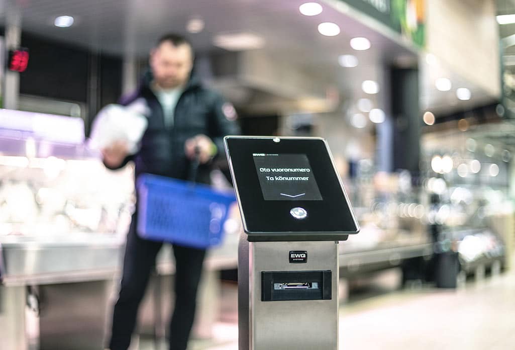 EWQ:n vuoronumerolaite ruokakaupan palvelutiskillä.