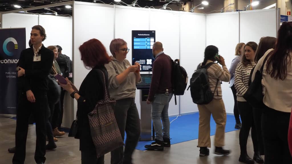 Messuvieraat käyttävät EWQ vuoronumerojärjestelmää Contact Forum -messuilla.